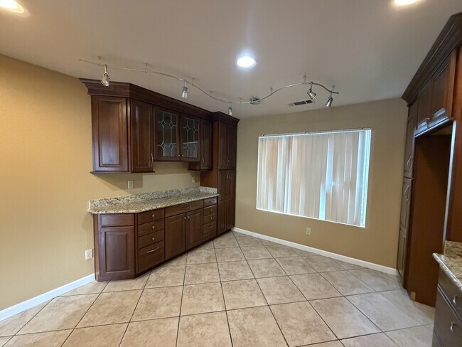 Building Photo - 556 Moray Way