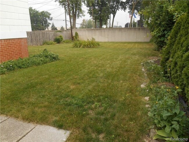 Building Photo - 1440 W Elmwood Ave