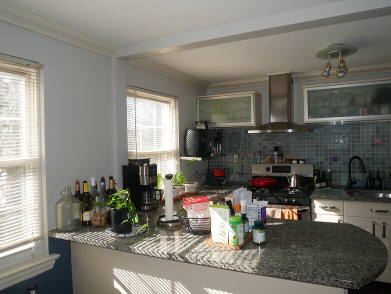 Building Photo - 190 Knickerbocker Rd