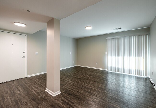 Building Photo - Modern 2 Bed, 2 Bath Apartment in Overland Park, KS!