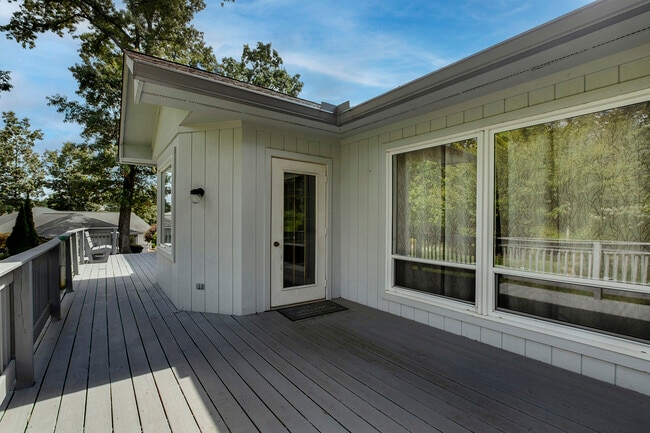 Building Photo - 201 Seminole Cir