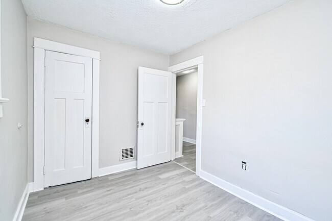 Building Photo - 312-314 Pointview Ave