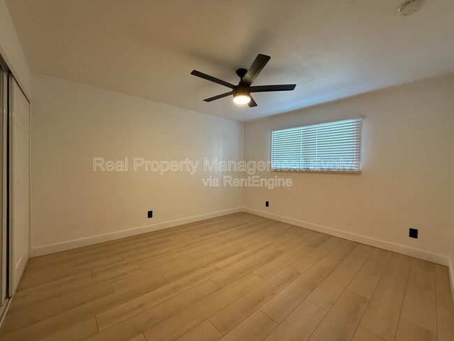 Building Photo - 429 E Greenway Dr