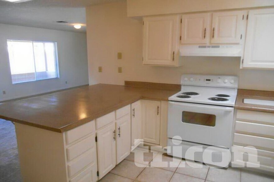 Building Photo - 823 W Juanita Cir