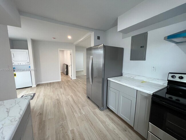 Building Photo - 811 NW 21st Ct