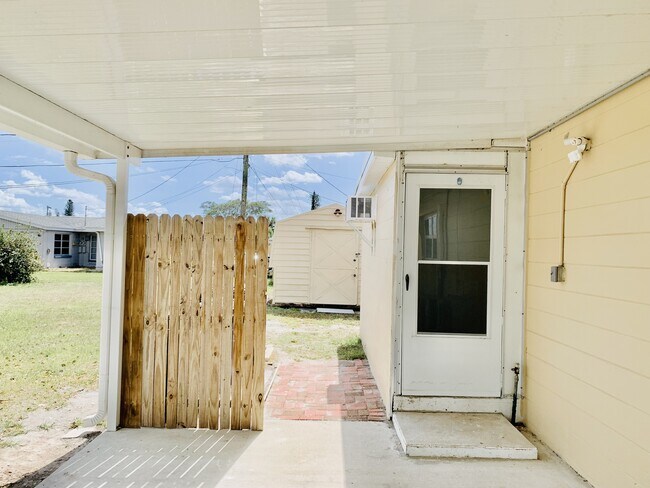 Building Photo - 1120 Vineyard St