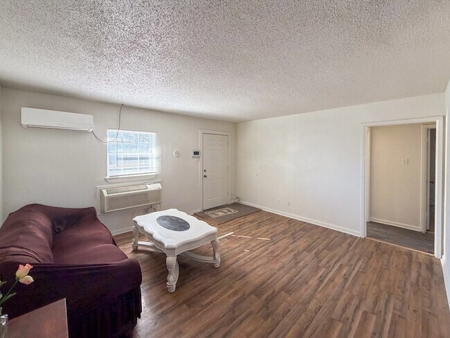 Building Photo - 1104 N Carrizo St