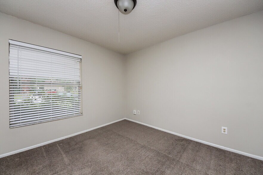 Building Photo - 10602 Lazy Lake Dr