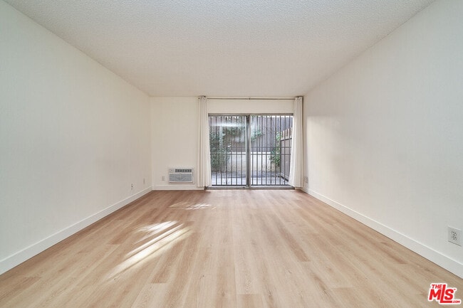 Building Photo - 320 S Ardmore Ave