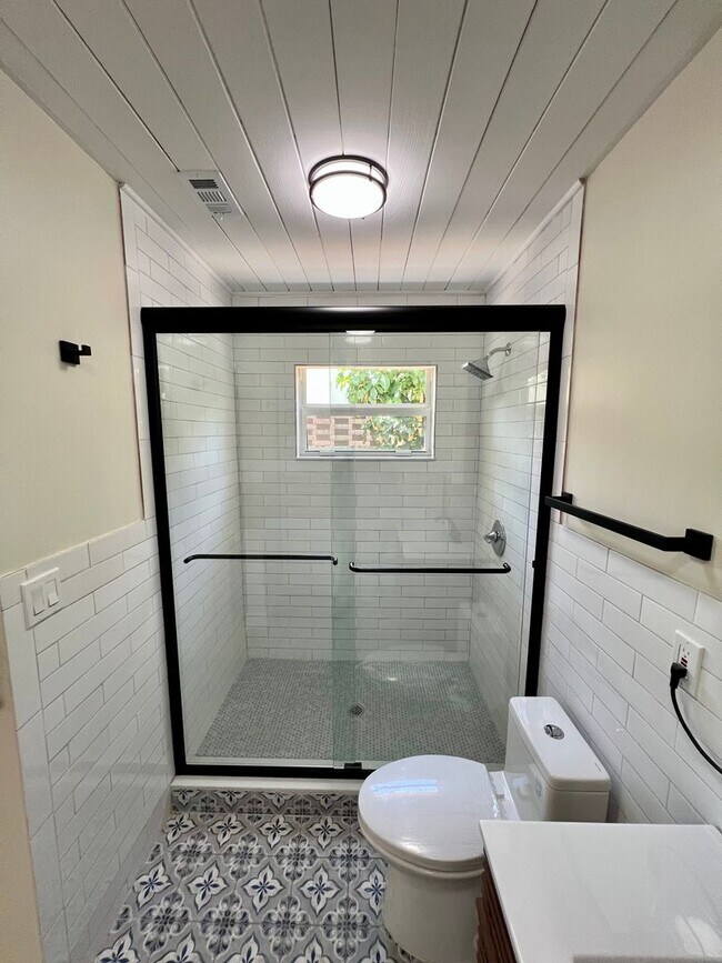Building Photo - Fully Renovated 3/3 Northwood Home with Gu...
