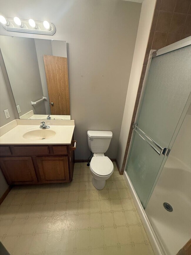 Building Photo - Spacious 3 bedroom, two level duplex in Raymore with new flooring!