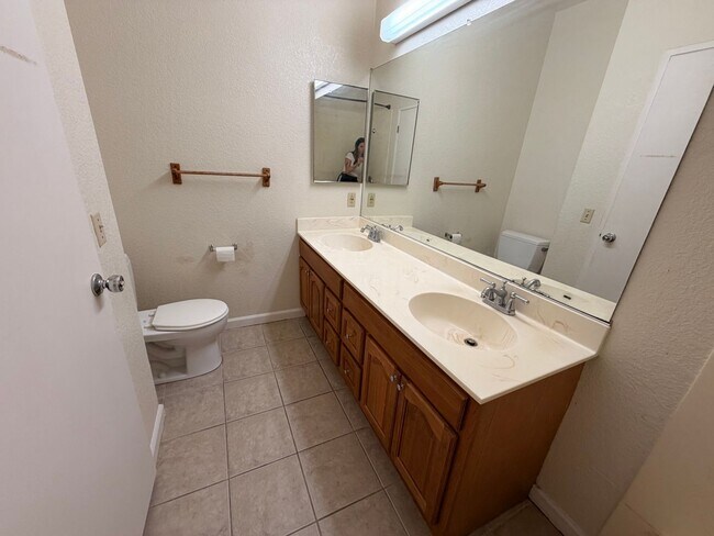 Building Photo - LARGE SECOND FLOOR CONDO UNIT IN FREMONT!