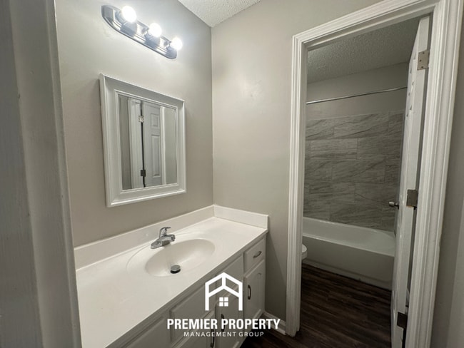 Building Photo - 2814 Baywood Dr