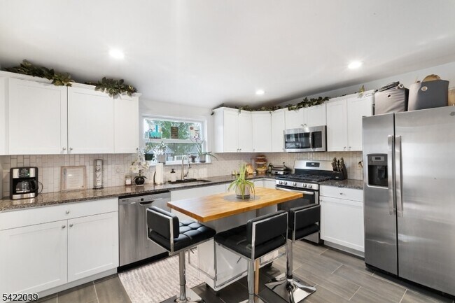 Building Photo - 60 Searing St