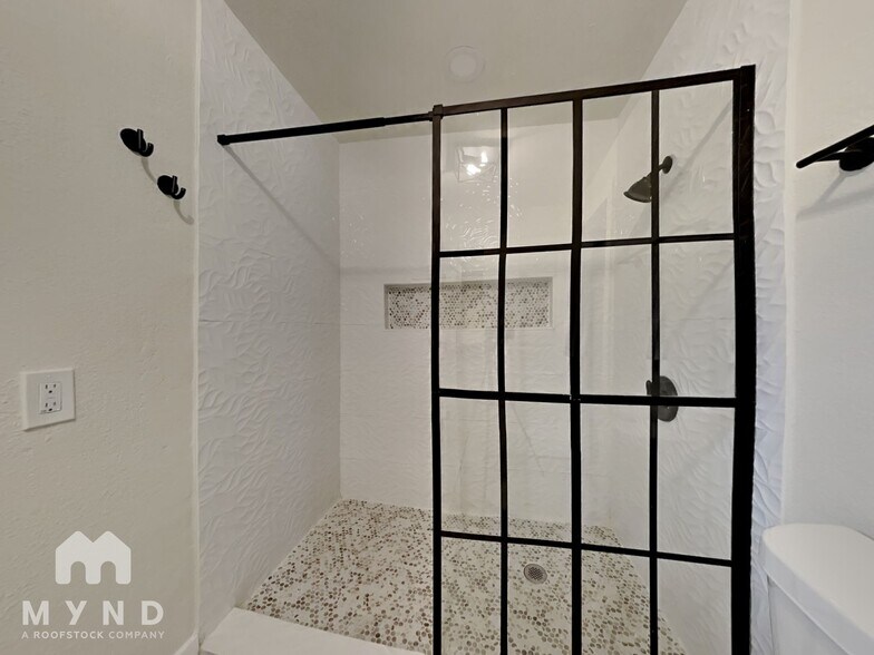 Building Photo - 115 Fredonia St