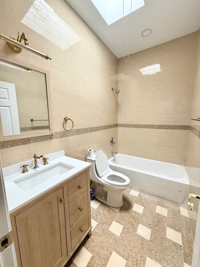 Building Photo - 3 Bed 1.5  Bath