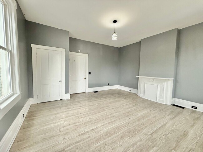 Building Photo - 447 Warner St