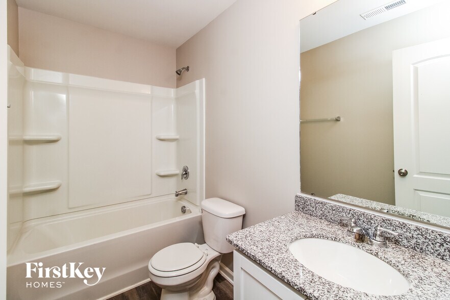 Building Photo - 206 Glenoaks Dr