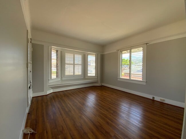 Building Photo - CHARMING SINGLE LEVEL KAIMUKI HOME