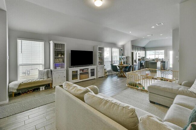 Building Photo - 121 Crescent St