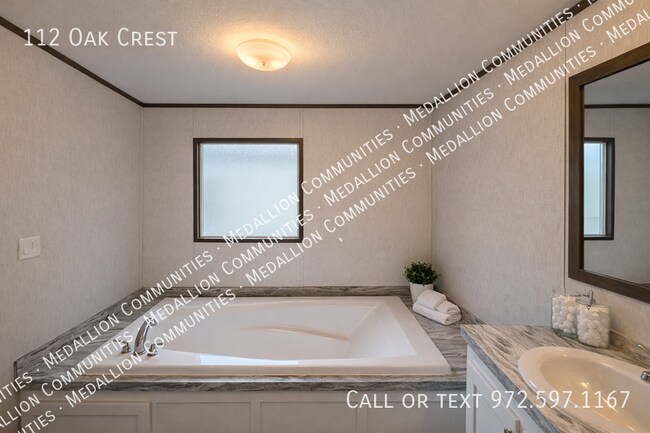 Building Photo - 112 Oak Crest