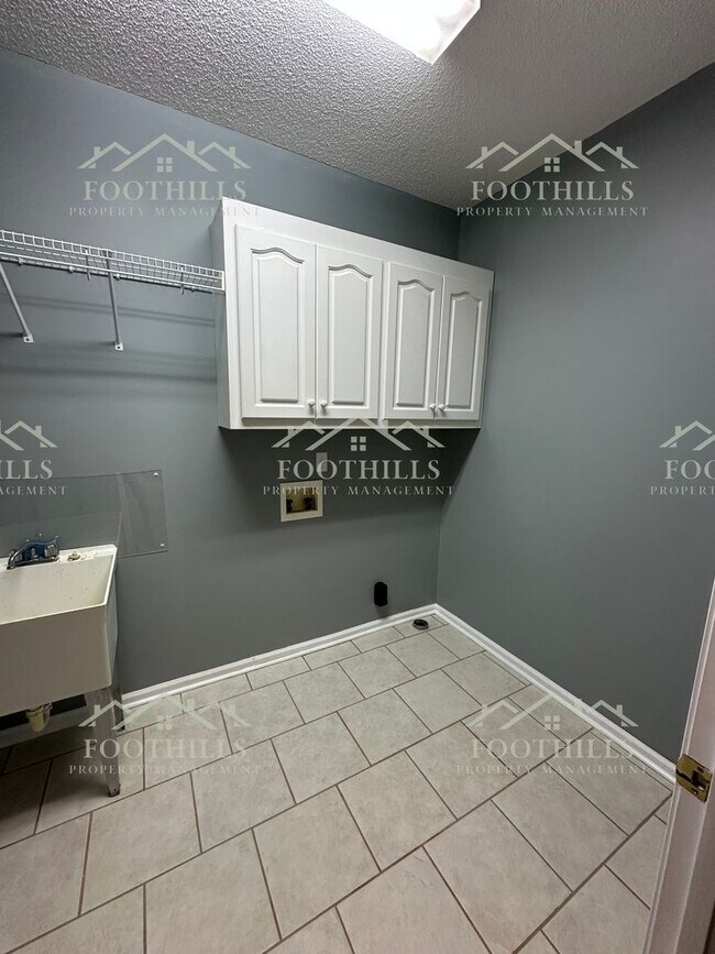 Building Photo - Stylish and Spacious 4-Bed Home with Scree...