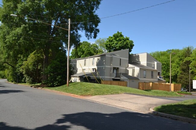 Building Photo - 1605 Merry Oaks Rd