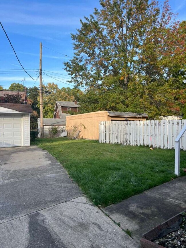 Building Photo - A Single family home with Garage in Garfield Heights