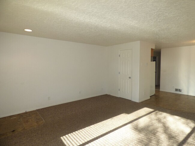 Building Photo - 4811-4813 Cougar Ct SE Salem, OR 97317