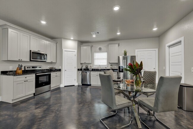 Building Photo - 108 S Thomas Cv