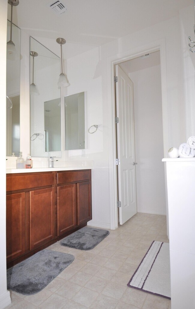 Building Photo - Stunning 5bed/3bath 2771 sq/ft Gilbert Home!
