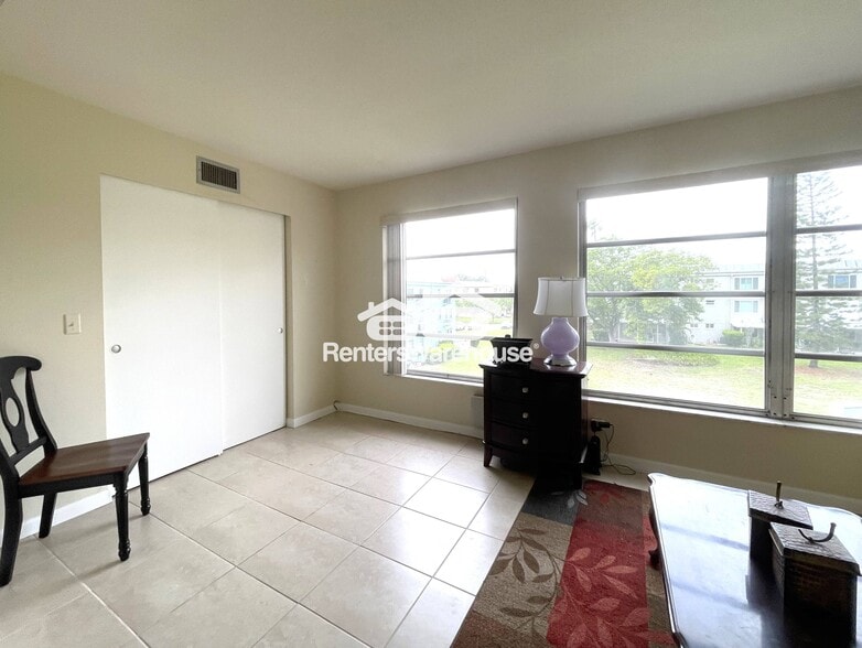 Building Photo - 2042 Australia Way E