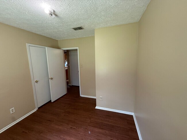 Building Photo - SELF TOURING AVAILABLE - Nice House with F...