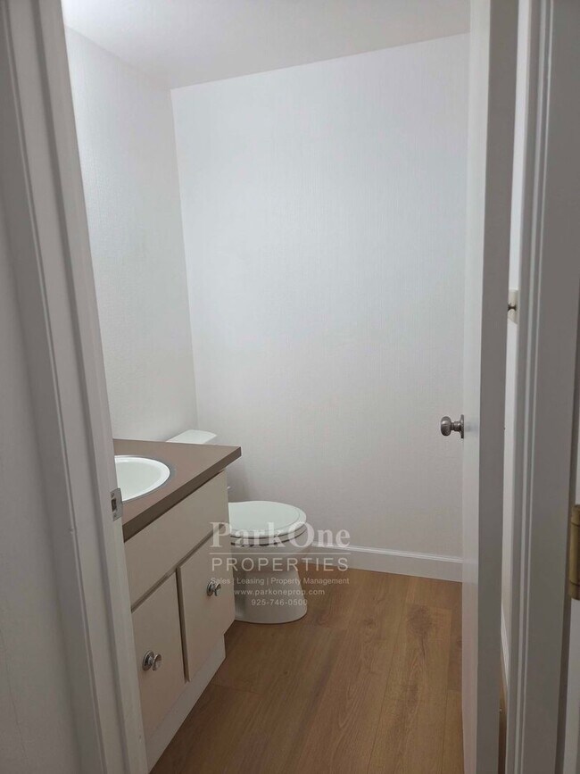 Building Photo - Spacious and Updated Heather Farms Townhome for Lease