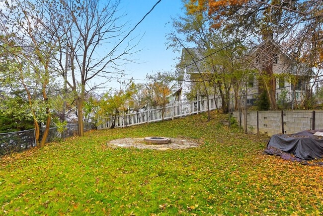 Building Photo - Spacious Three Bedroom!