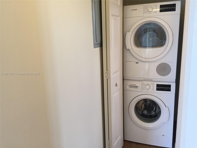 Building Photo - 3410 Coral Wy