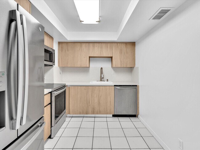 Building Photo - 2655 Collins Ave