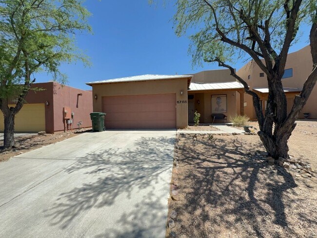 Primary Photo - Available Now-3 bdrm/2 bath large open con...