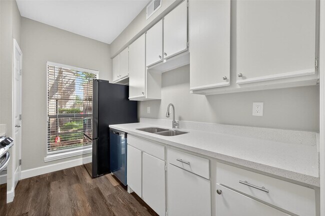 Building Photo - 9707 Richmond Ave