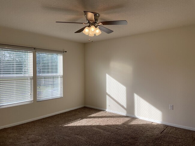 Building Photo - 131 Fairway Ct