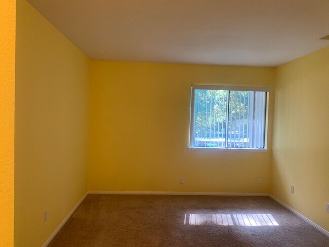 Building Photo - Beautiful upstairs condo with Washer and D...