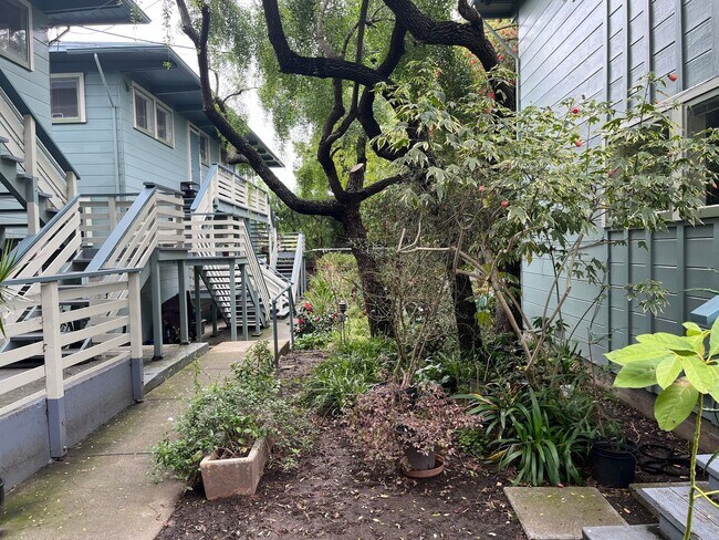 Building Photo - Private, sunny top floor 1BD/1BA unit in a gated community, and only three blocks from N Berkeley...