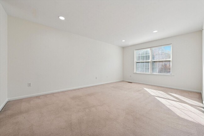 Building Photo - Beautiful 2BR/2.5BA Townhome in Byers Stat...