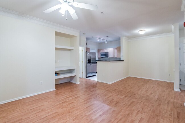 Building Photo - Beautiful 2 Bed 2 Bath Condo Beautiful Com...