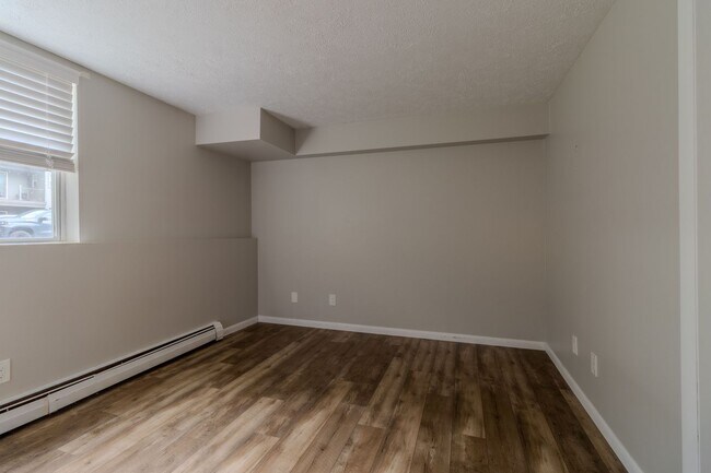 Building Photo - Spacious Dream Apartment — Right Where You Want to Be!