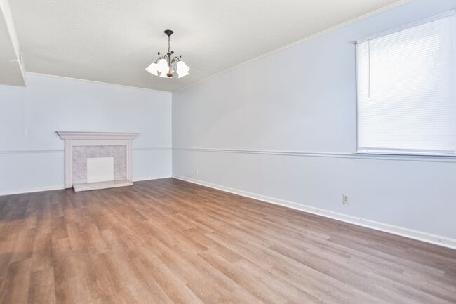 Building Photo - Pet Friendly Three Bedroom!