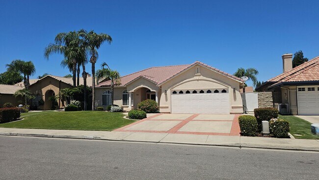 Building Photo - Beautiful Waterfront Home in Northwest Bakersfield