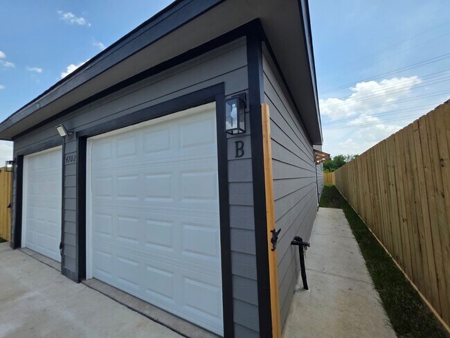 Building Photo - ? Stunning Duplex with Garage & Modern Fin...