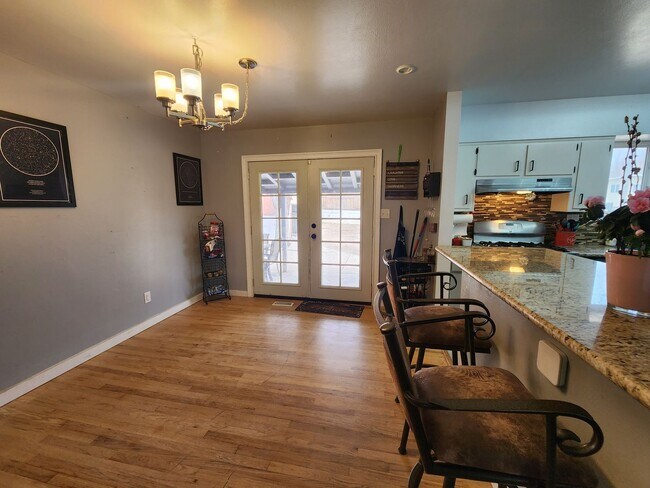 Building Photo - Stunning 3 Bed 2 Bath