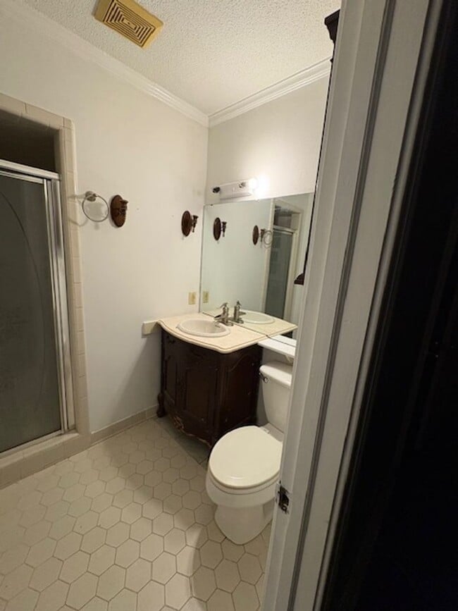 Building Photo - 2807 Westbrooke Dr